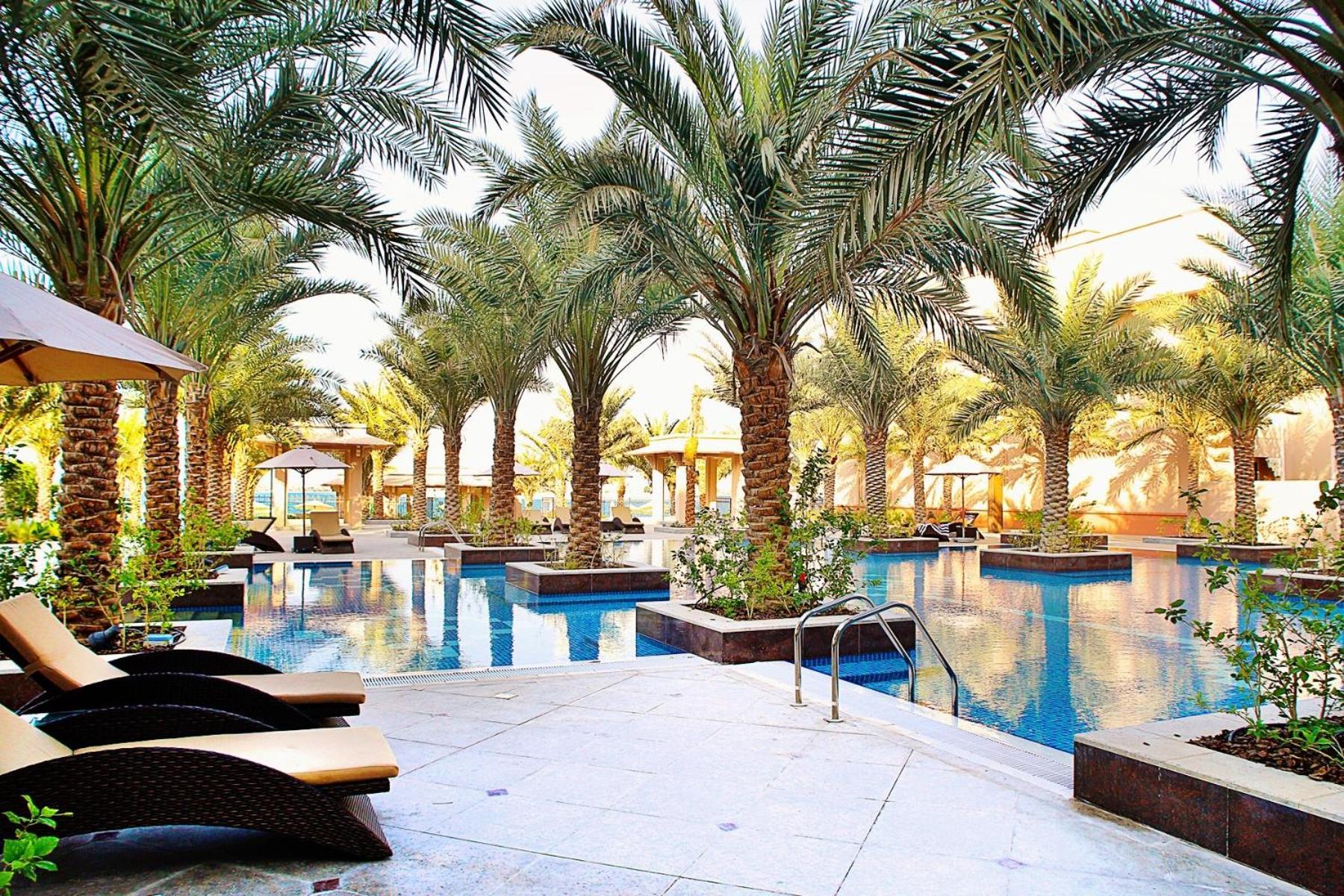 迪拜棕榈w酒店 外观 照片 The swimming pool at the hotel